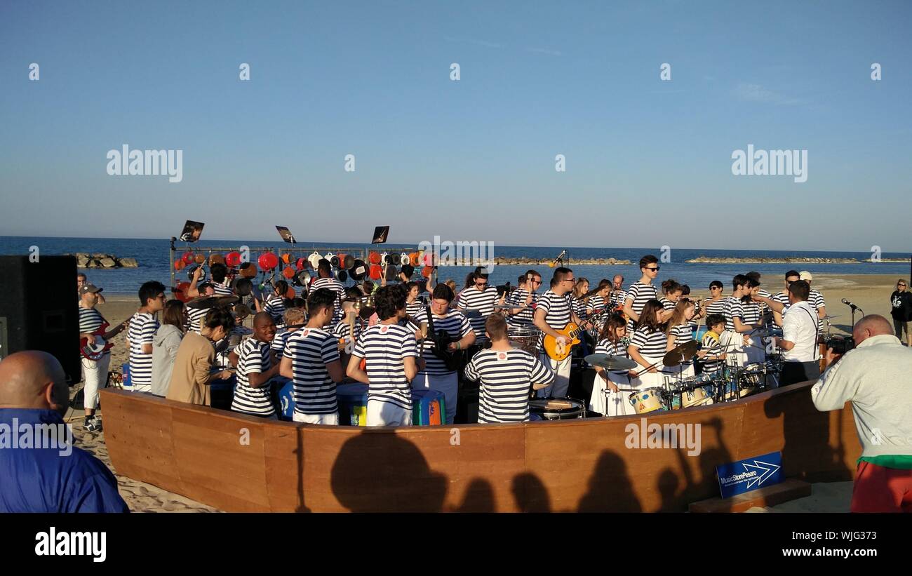 Beach Artists Hi Res Stock Photography And Images Alamy