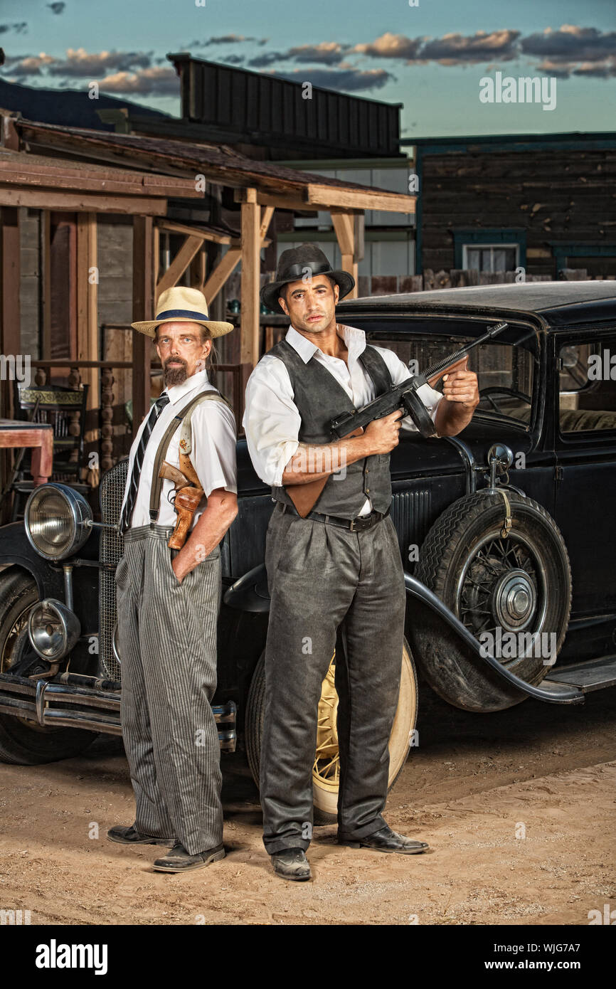 1920s era criminal partners with guns outdoors Stock Photo Alamy