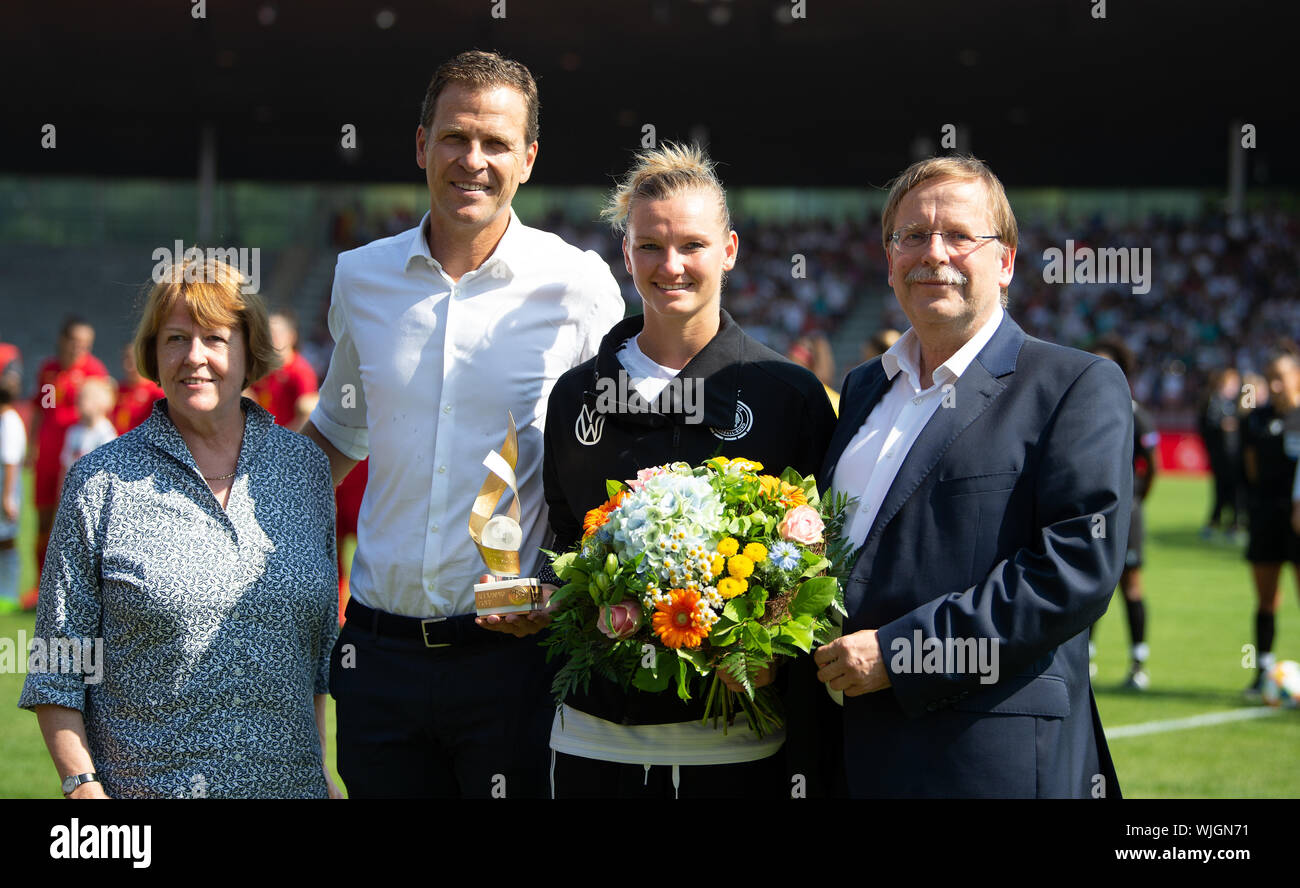 Kassel, Deutschland. 31st Aug, 2019. Honorable Mention: left to right: Hannelore Ratzeburg (Vice President for Women's and Girls Football in the German Football Association/DFB), Oliver Bierhoff (Germany/Manager National Team), Alexandra Popp (DEU) and Rainer Koch (DFB Vice President). GES/Football/European Championship Qualification Women: Germany - Montenegro, 31.08.2019 Football/Soccer: UEFA Women's Euro 2021 qualifying: Germany vs. Montenegro, Kassel, August 31, 2019 | usage worldwide Credit: dpa/Alamy Live News Stock Photo