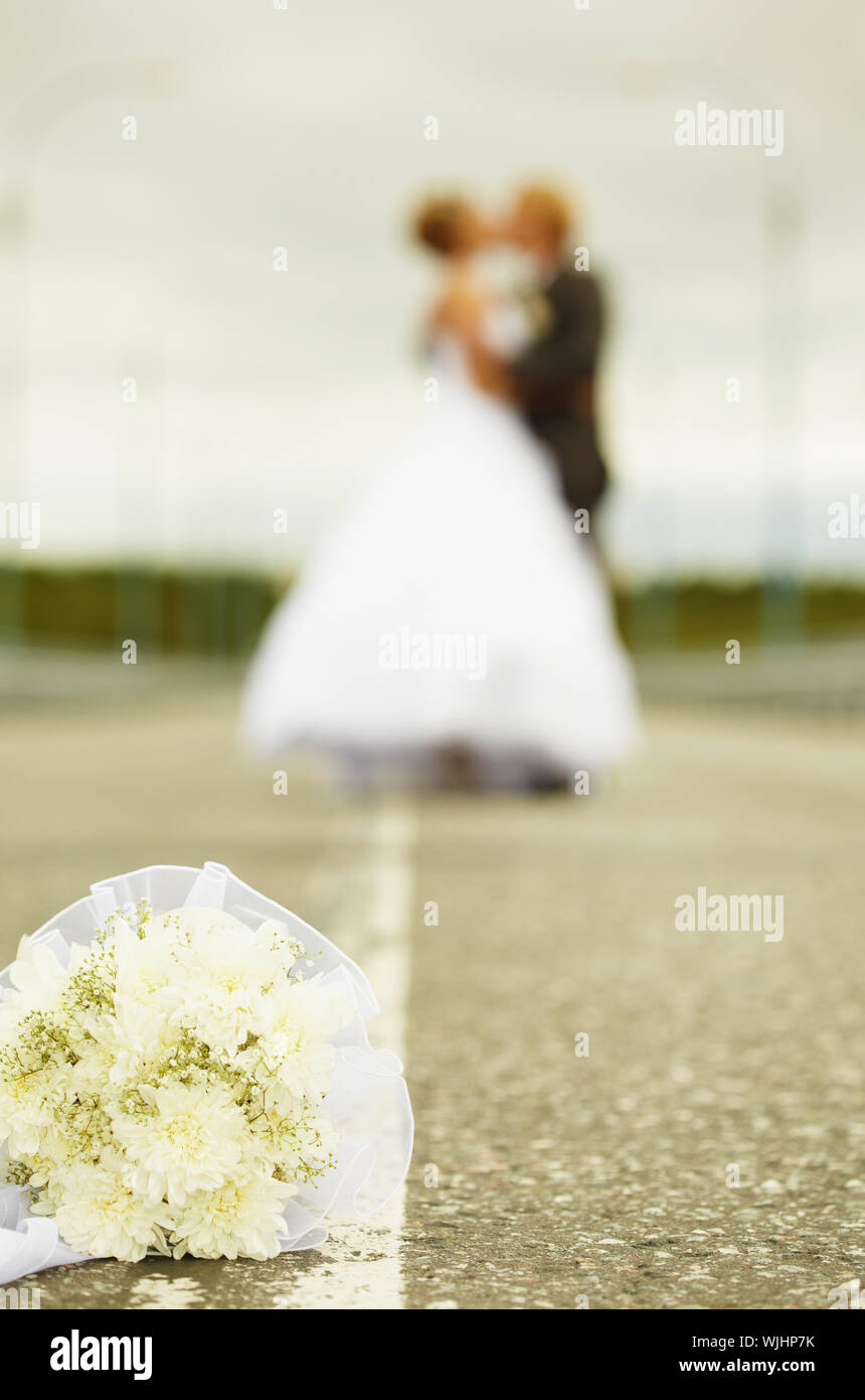 Newly married kiss in the middle of highway Stock Photo - Alamy
