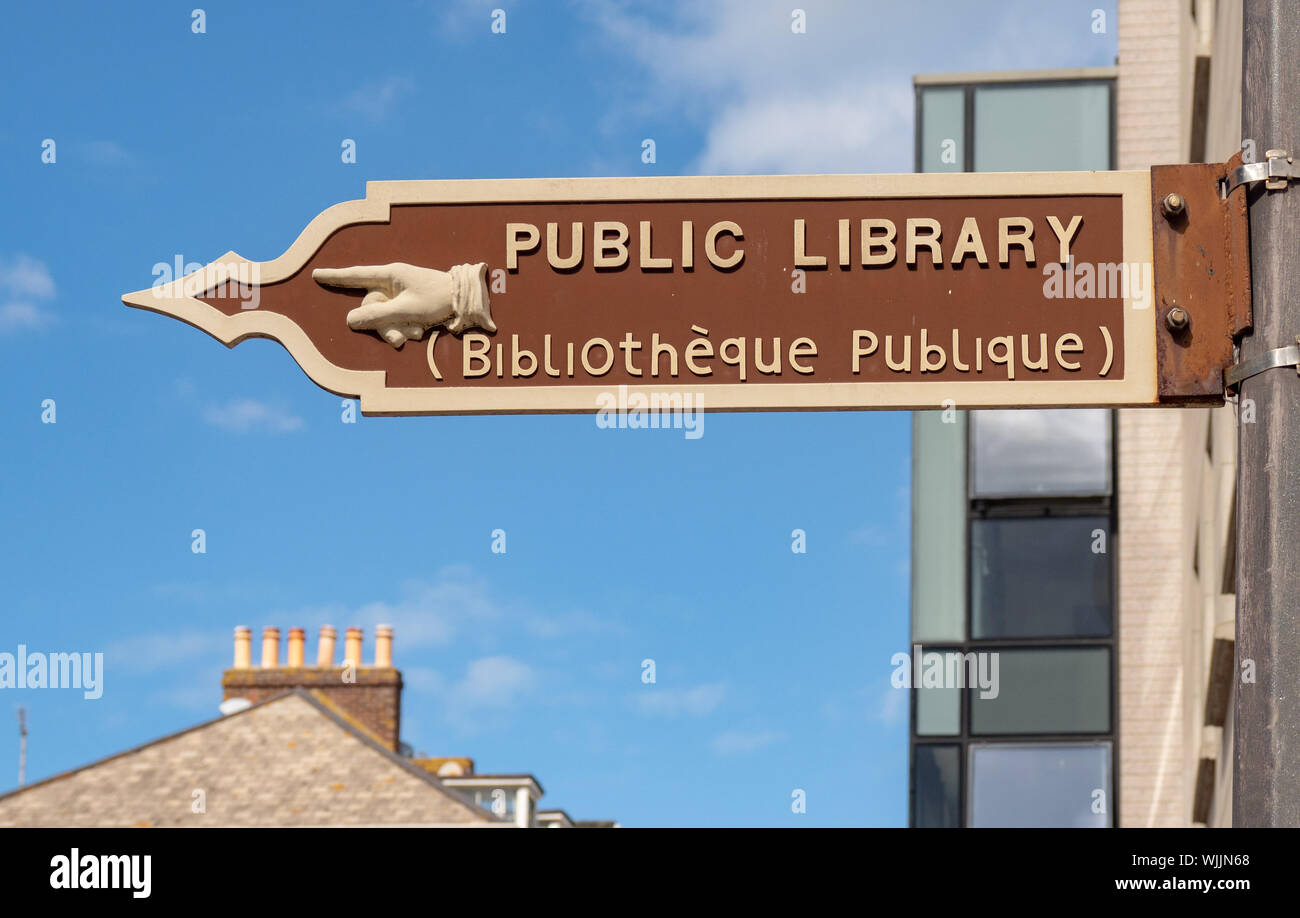 Jersey Public Library sign in English and Jèrriais. Jèrriais is the form of the Norman language spoken in Jersey. Stock Photo