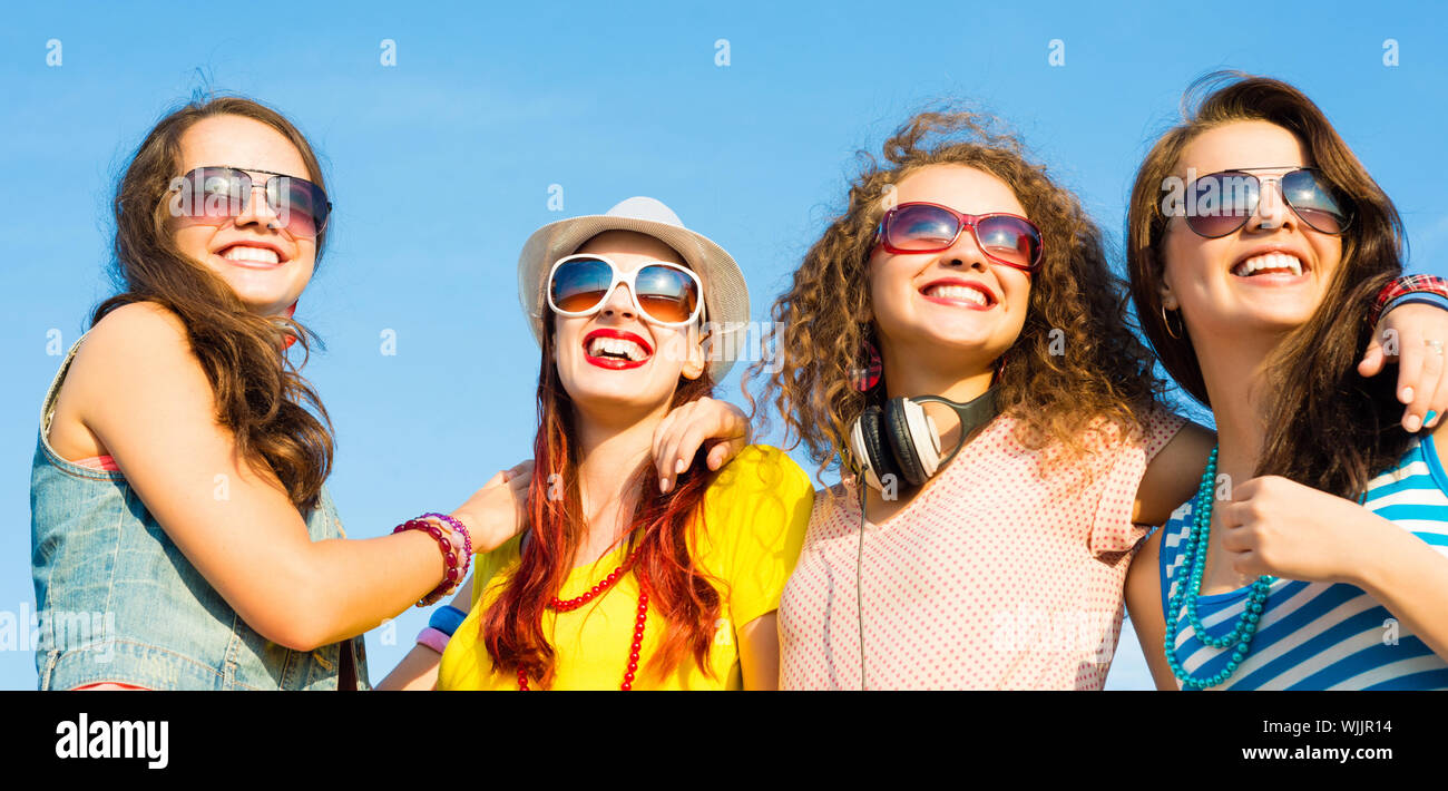 People wearing sunglasses hi-res stock photography and images - Alamy