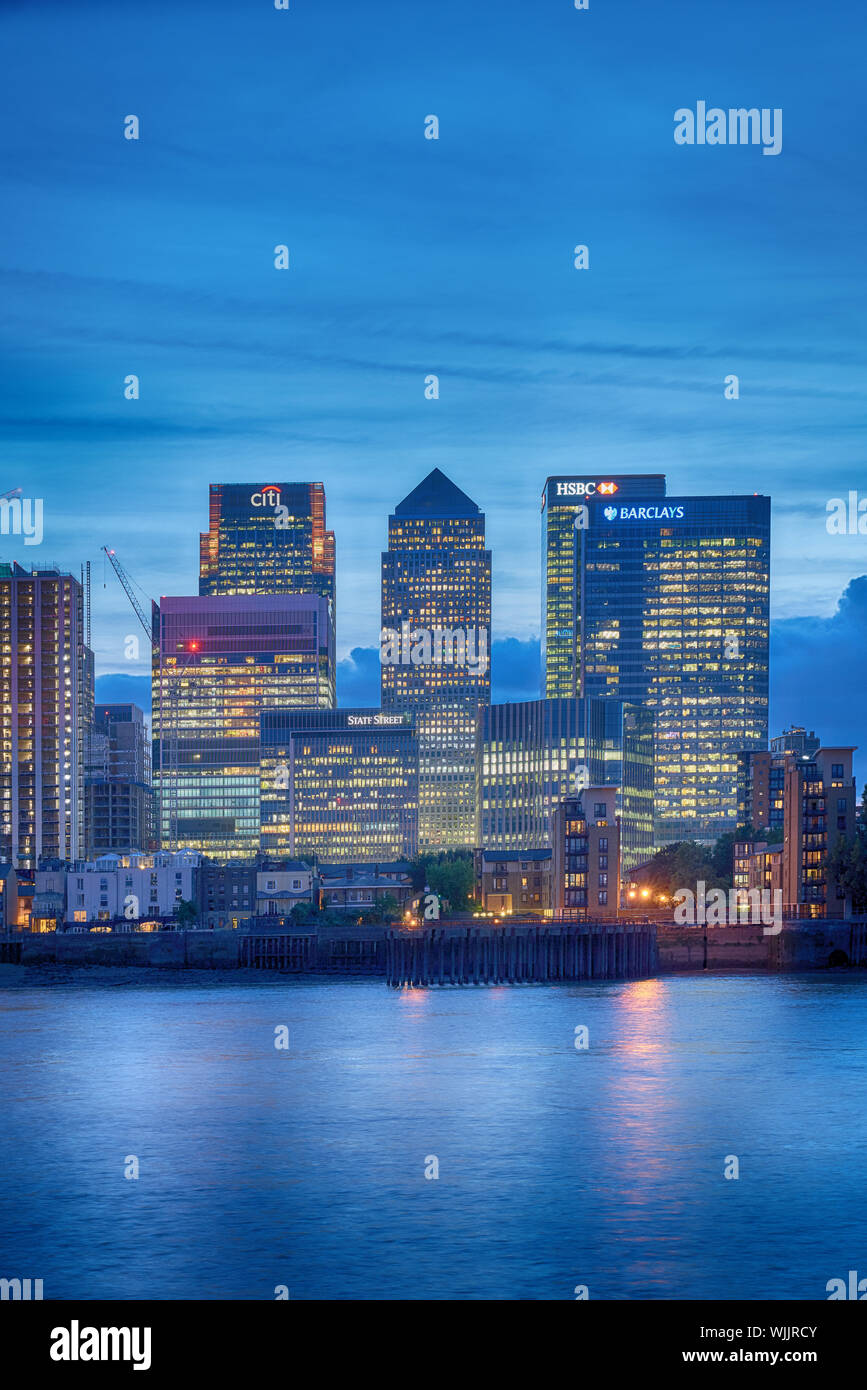 canary wharf financial district london Stock Photo - Alamy