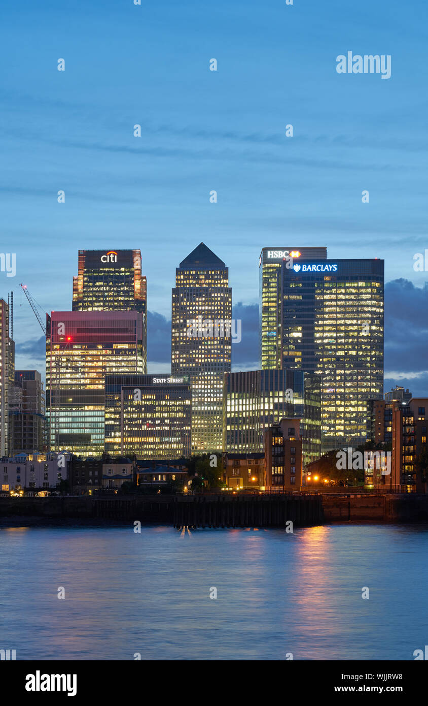 canary wharf financial district london Stock Photo - Alamy