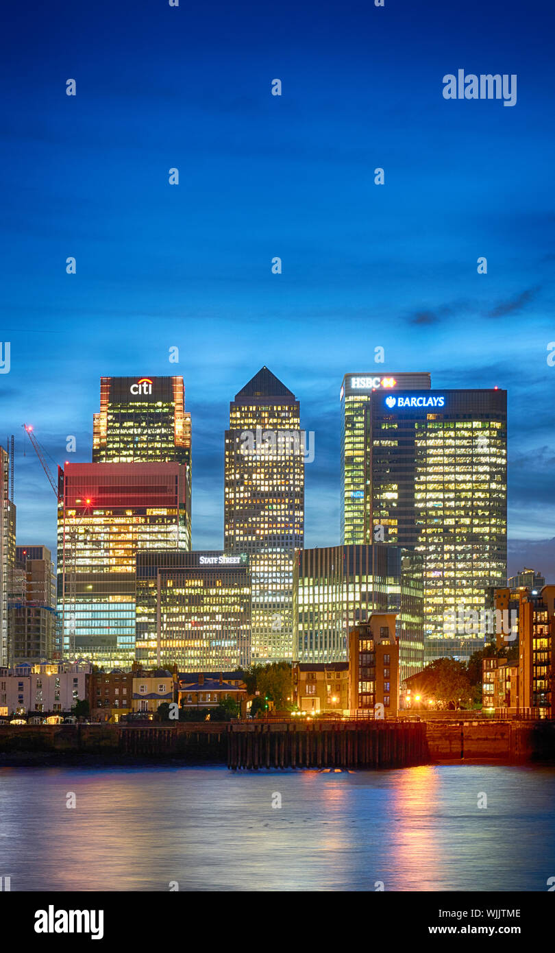 canary wharf financial district london Stock Photo - Alamy