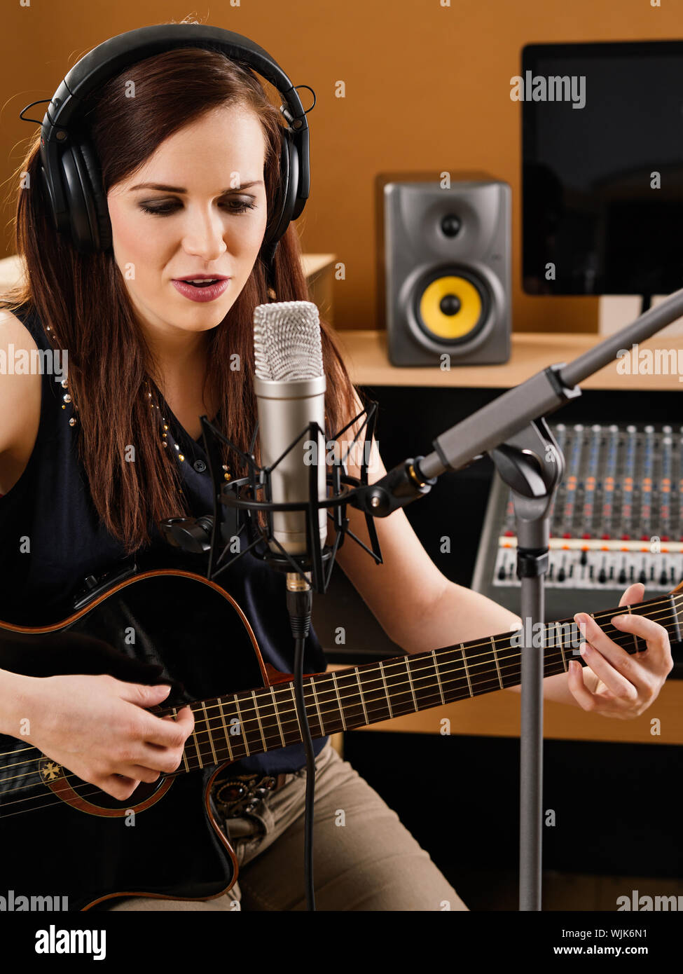 Microphone stand singing guitar hires stock photography and images Alamy