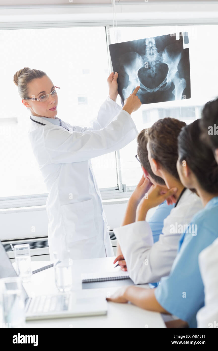 Doctors and nurses analyzing Xray in hospital Stock Photo - Alamy