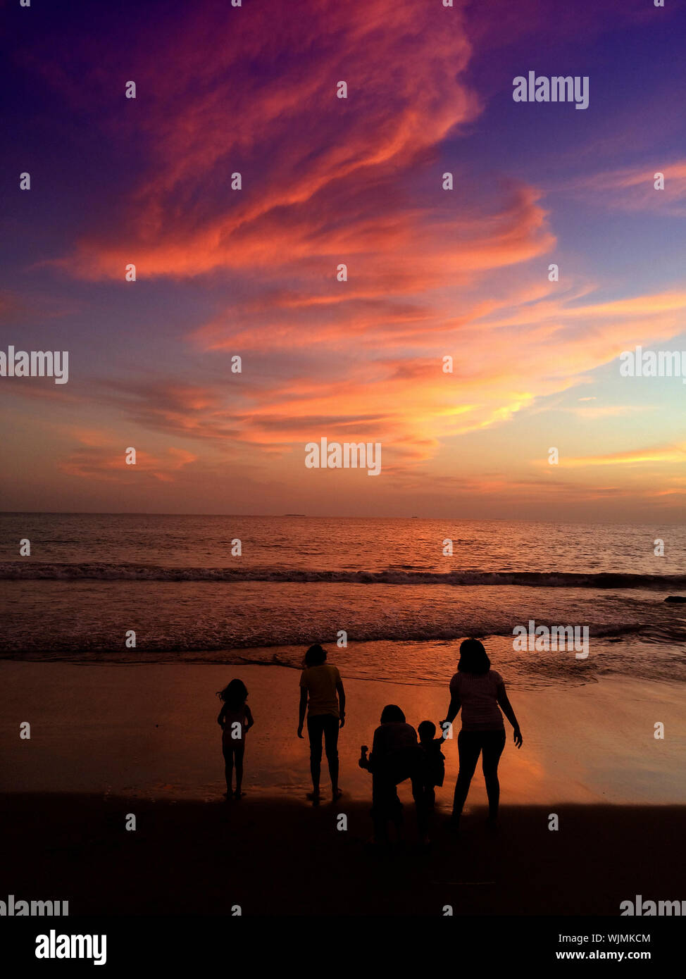 Sunset family and dog hi-res stock photography and images - Alamy