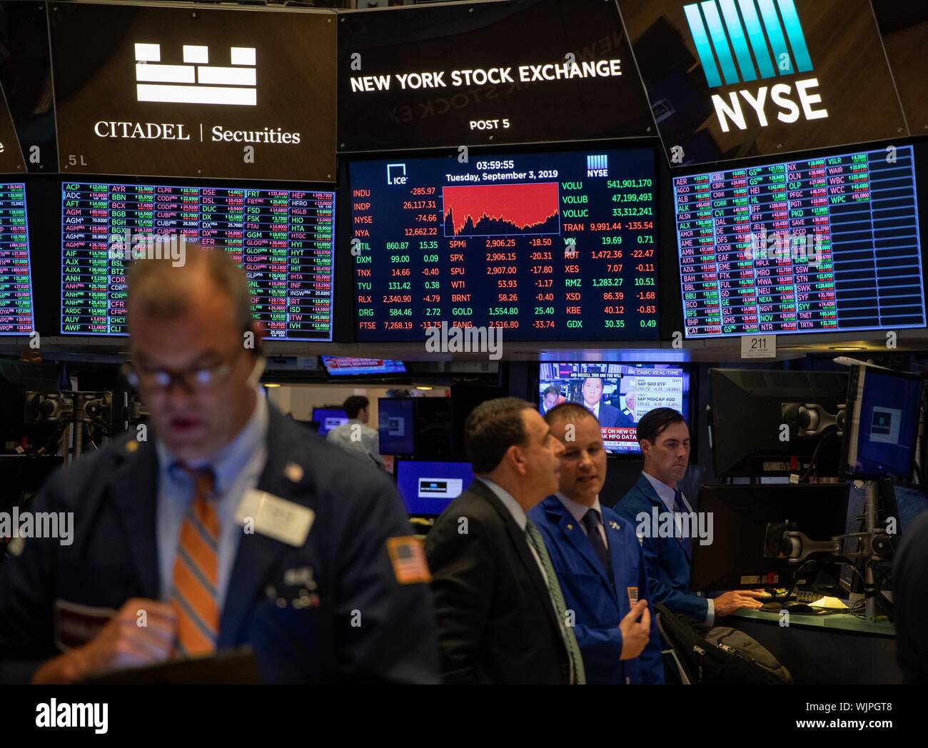 New York, USA. 3rd Sep, 2019. Traders work at the New York Stock Exchange in New York, the United States, on Sept. 3, 2019. U.S. stocks closed lower on Tuesday. The Dow Jones Industrial Average fell 285.26 points, or 1.08 percent, to 26,118.02. The S&P 500 was down 20.19 points, or 0.69 percent, to 2,906.27. The Nasdaq Composite Index fell 88.72 points, or 1.11 percent, to 7,874.16. Credit: Guo Peiran/Xinhua/Alamy Live News Stock Photo