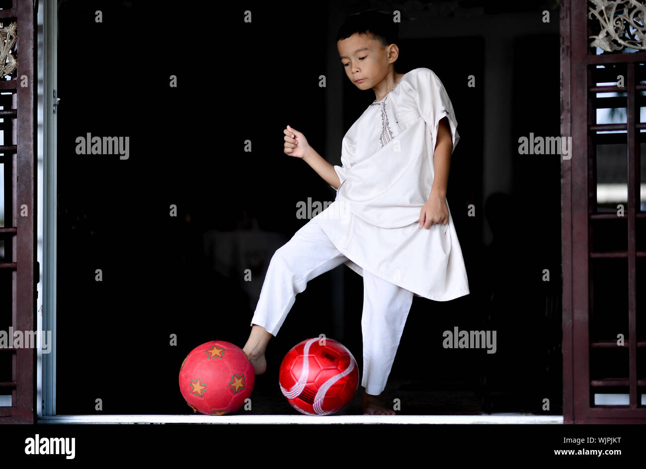 Kicking ball kicking balls hires stock photography and images Alamy