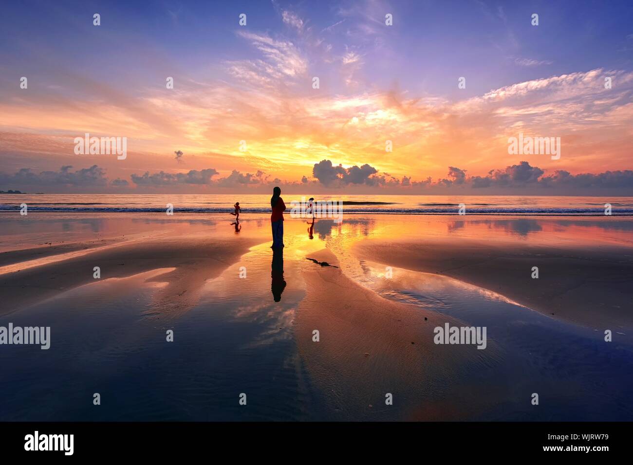 Family beach sunset hi-res stock photography and images - Alamy