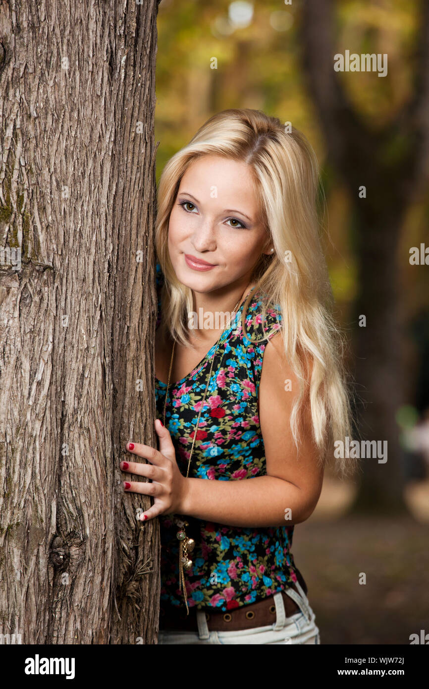 Outdoor portrait of a beautiful young girl Stock Photo - Alamy