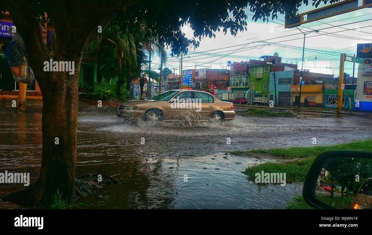 Splashing car hi-res stock photography and images - Alamy