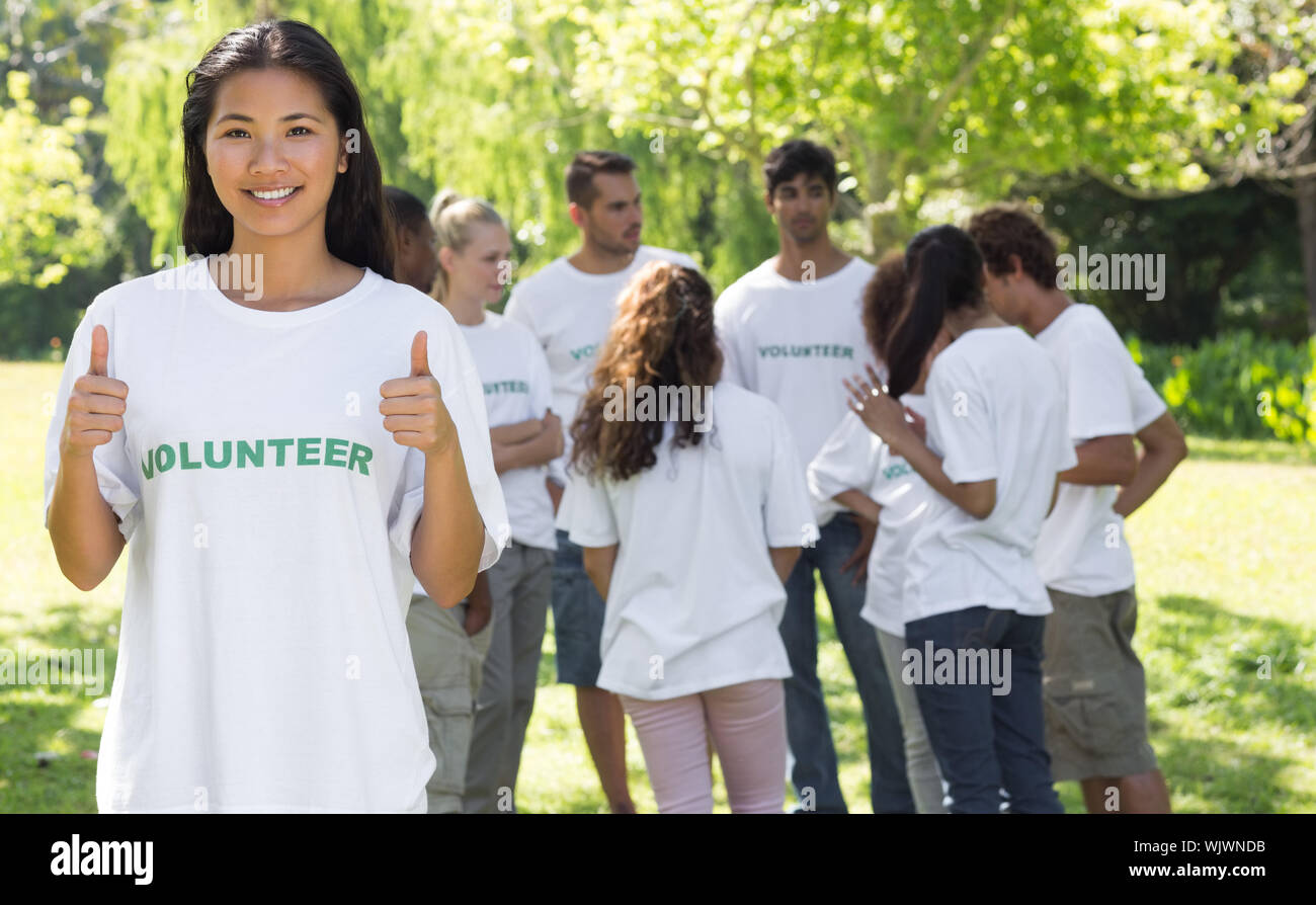 жест рукой я, доброволец. Who is volunteer. подростки волонтеры. Who is a volunteer?. Who is volunteer.