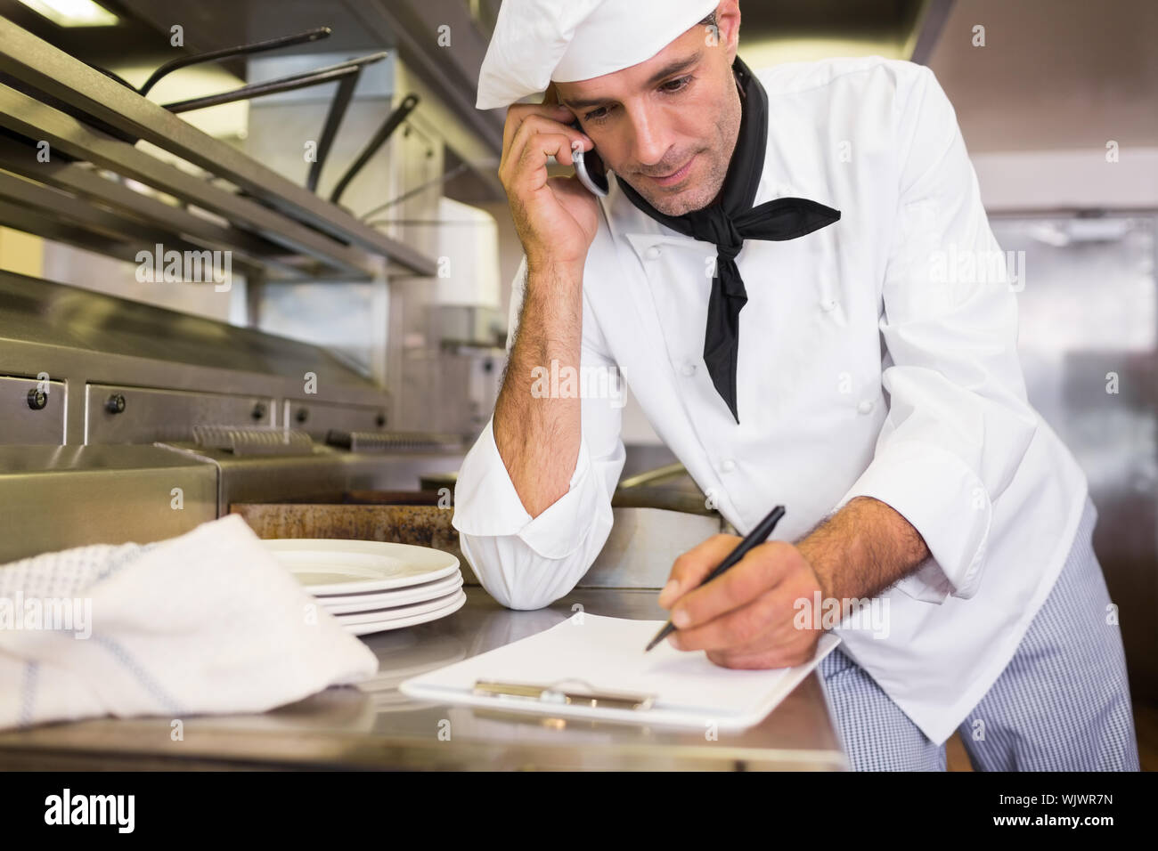 Повара убираются на кухне. Жара на кухне ресторана. Шеф мужская работа предложение. Шеф мужская работа предложение. Повар готовит.