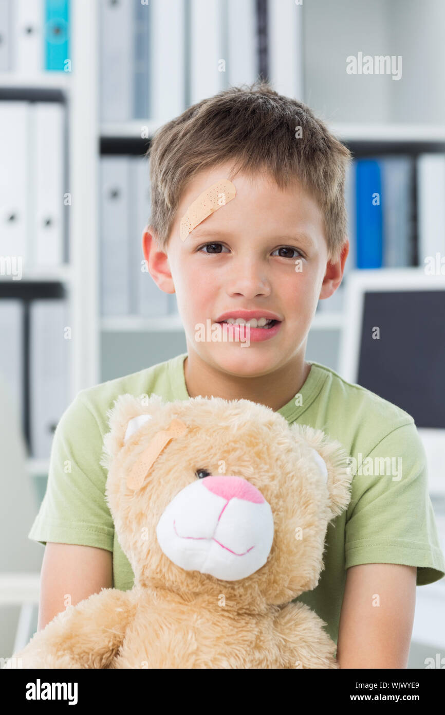 Portrait of little boy with teddy bear in clinic Stock Photo - Alamy