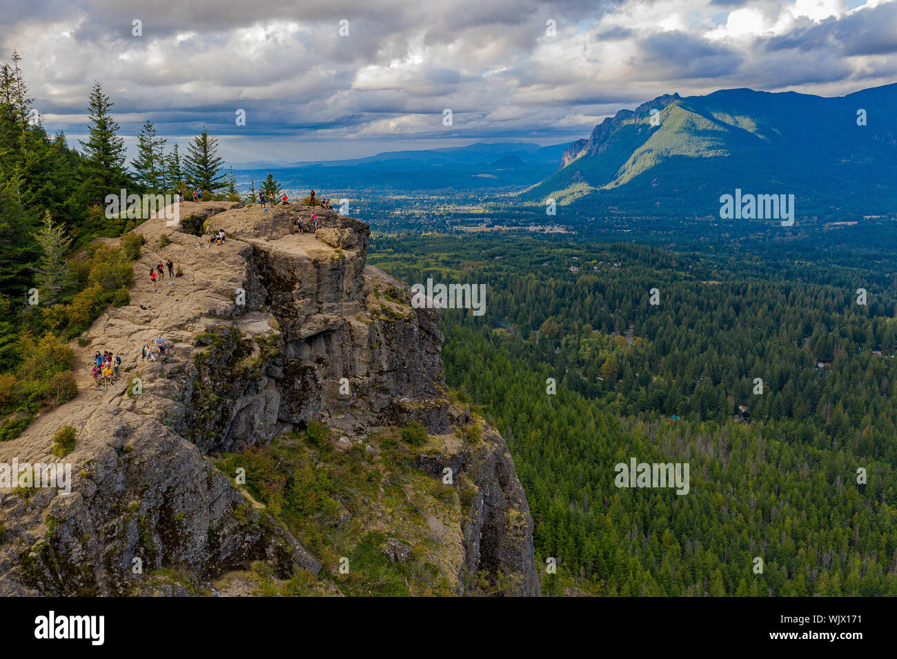 The Rattlesnake Ridge/Ledge trail is a popular hiking route in the