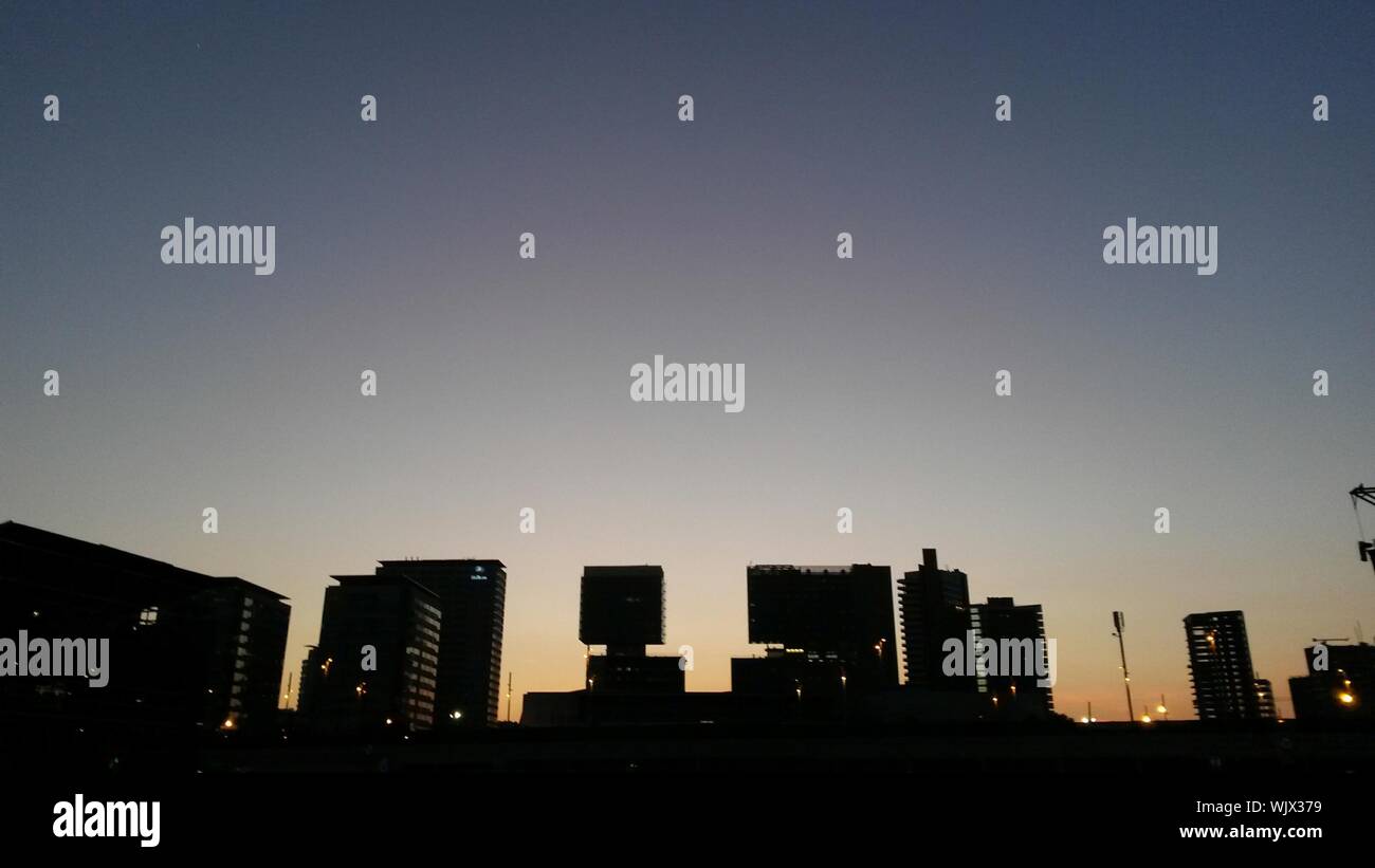 Skyscrapers dusk lighting skyline hi-res stock photography and images ...