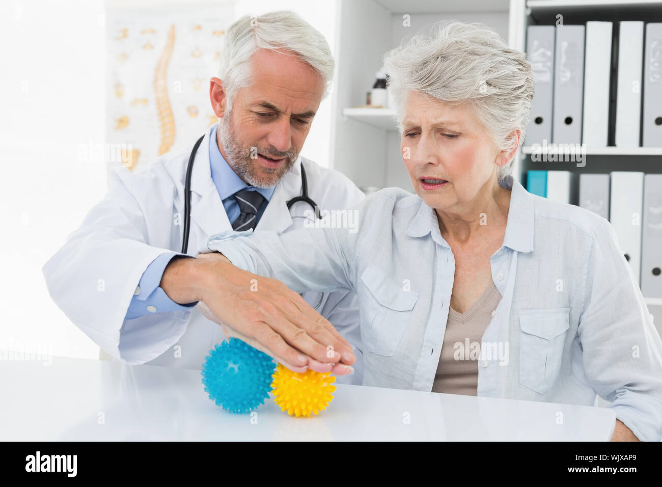 использует пациентку