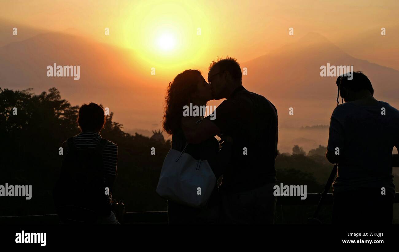 Silhouette kissing couple hi-res stock photography and images - Alamy