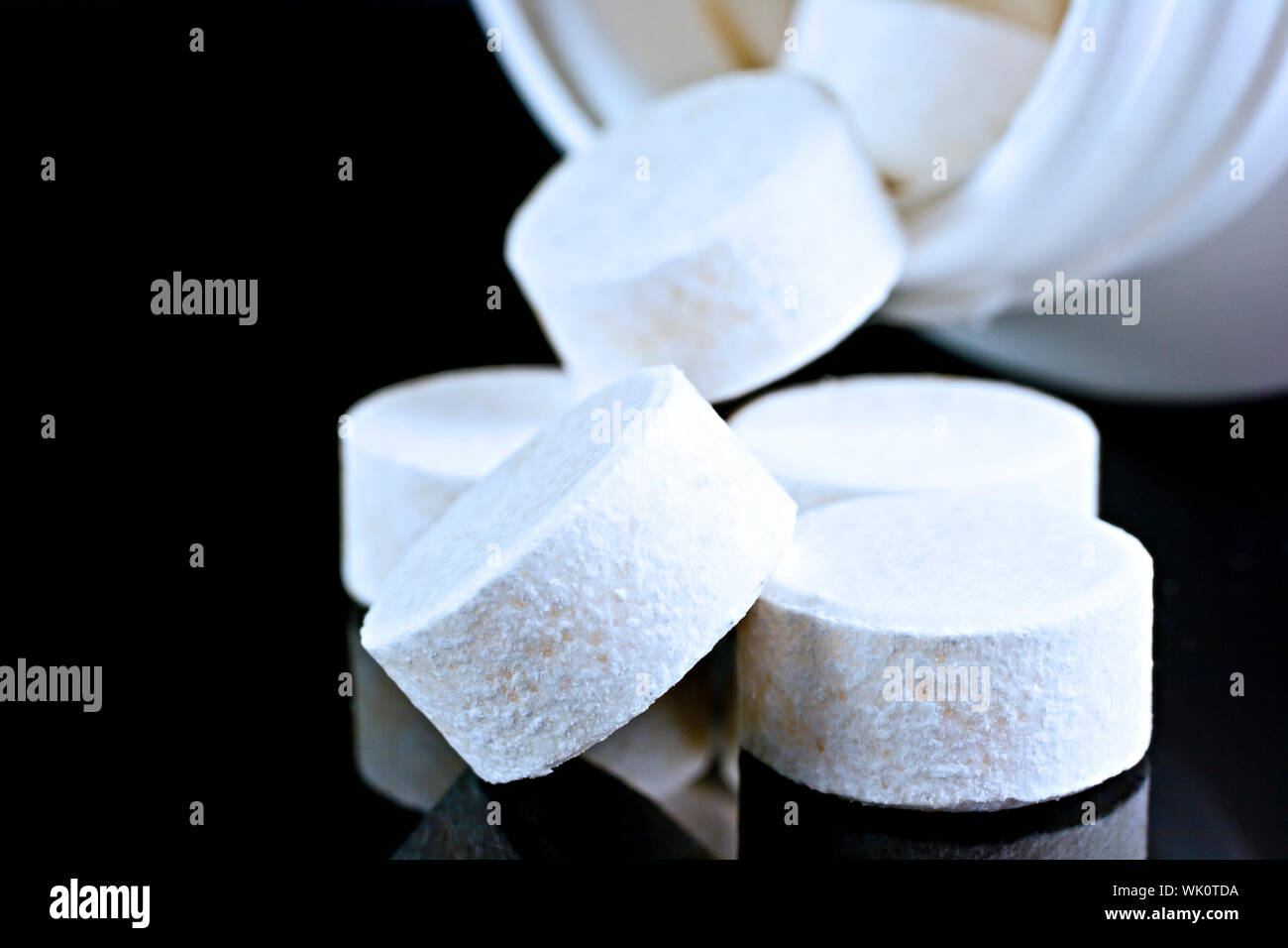 From an open container of medical loose tablets Stock Photo Alamy