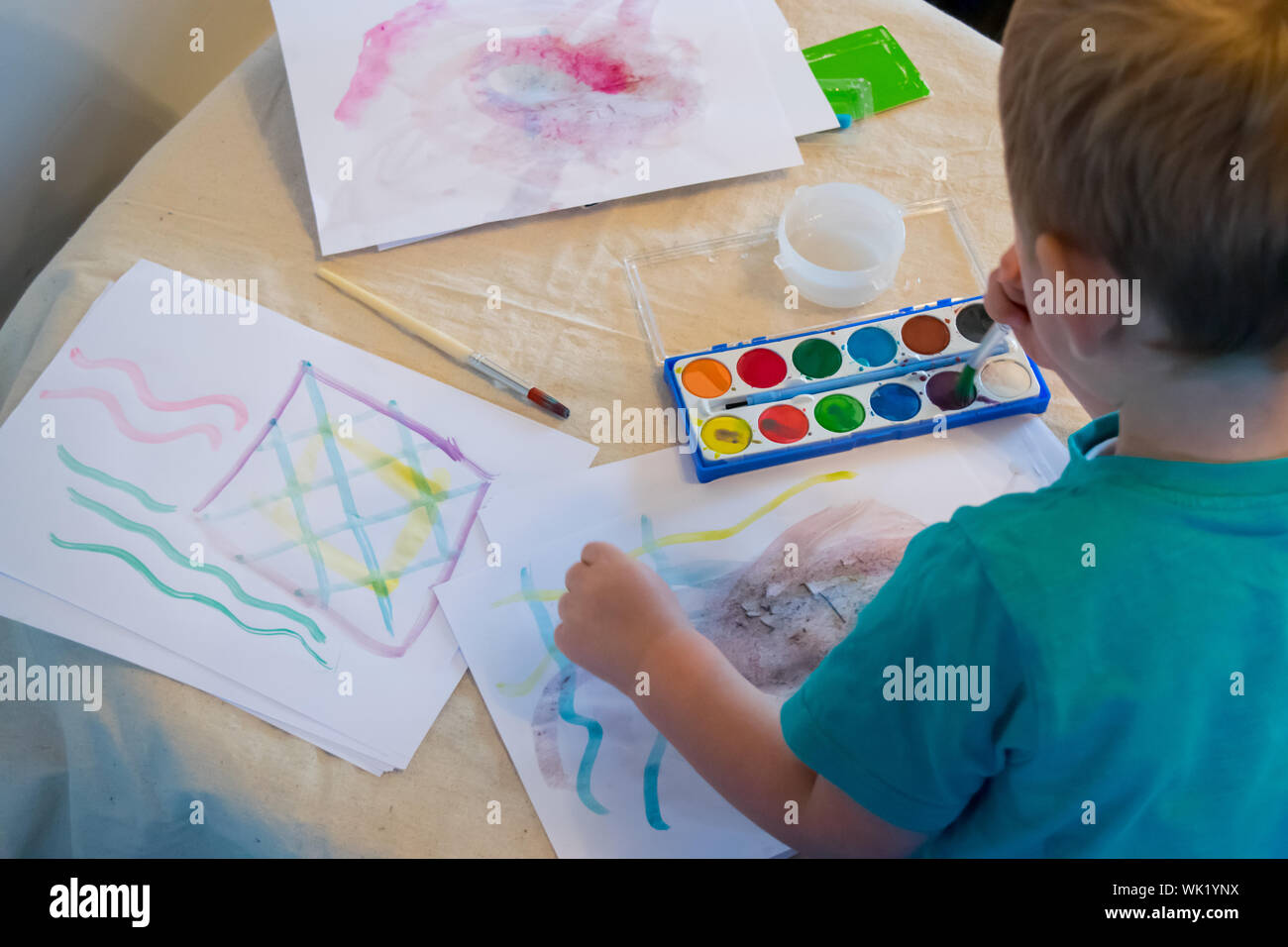 Small boy painting hi-res stock photography and images - Alamy