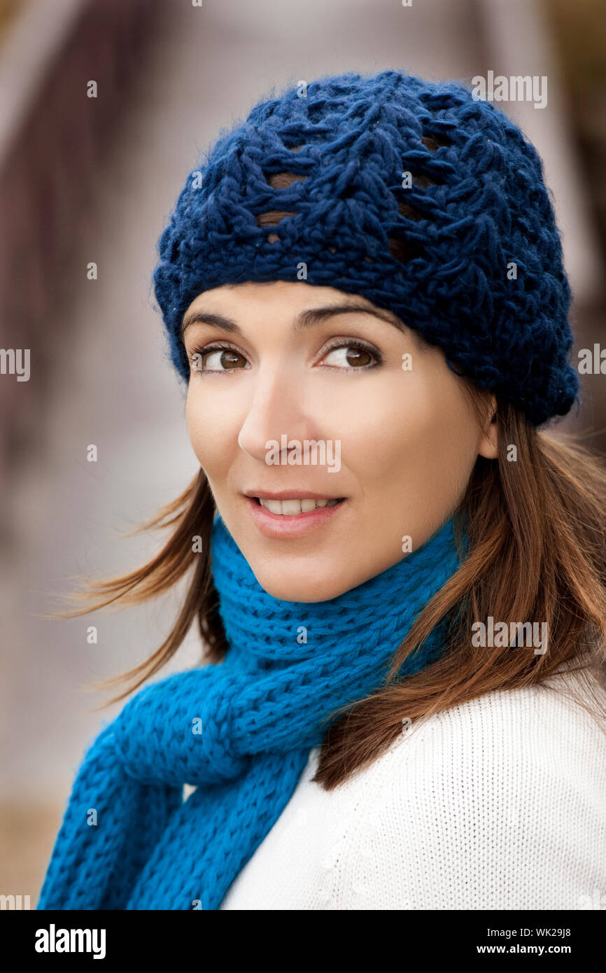 Outdoor portrait of a beautiful young woman Stock Photo - Alamy