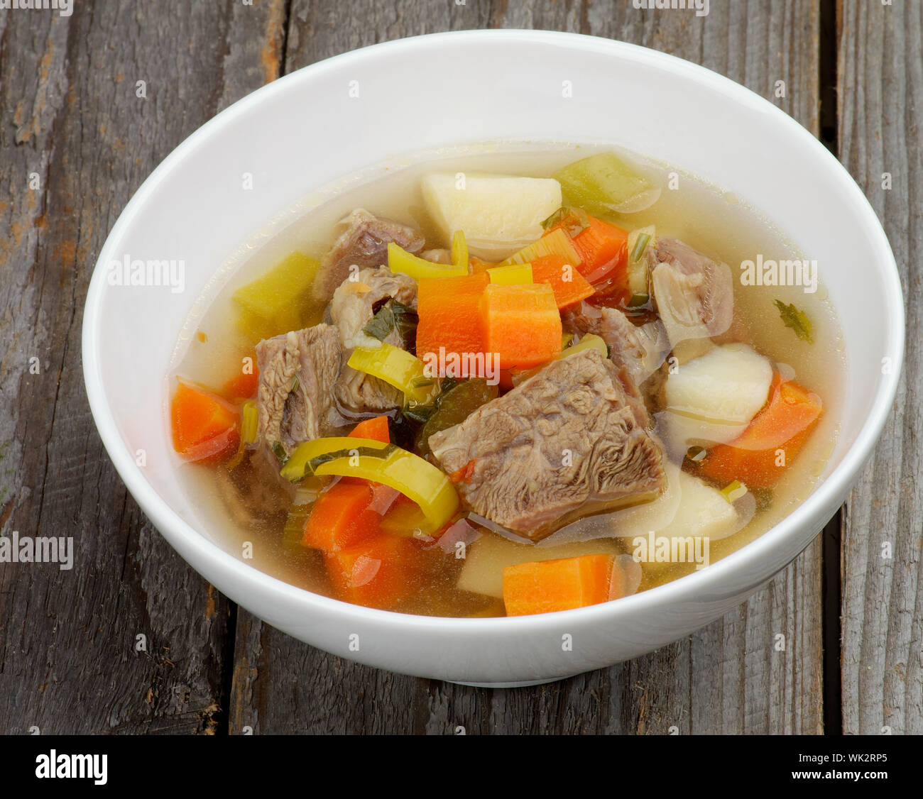 суп с болгарским перцем. говядина для супа. грузинский суп татариахли. супы с телячьими ребрышками. картофельный суп.