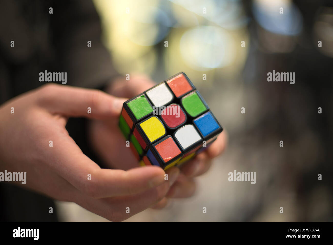 Скрамбл кубика рубика. Кубик рубика. Кот собирает кубик рубика. Рубикс маджик. Кубик рубик красивый.