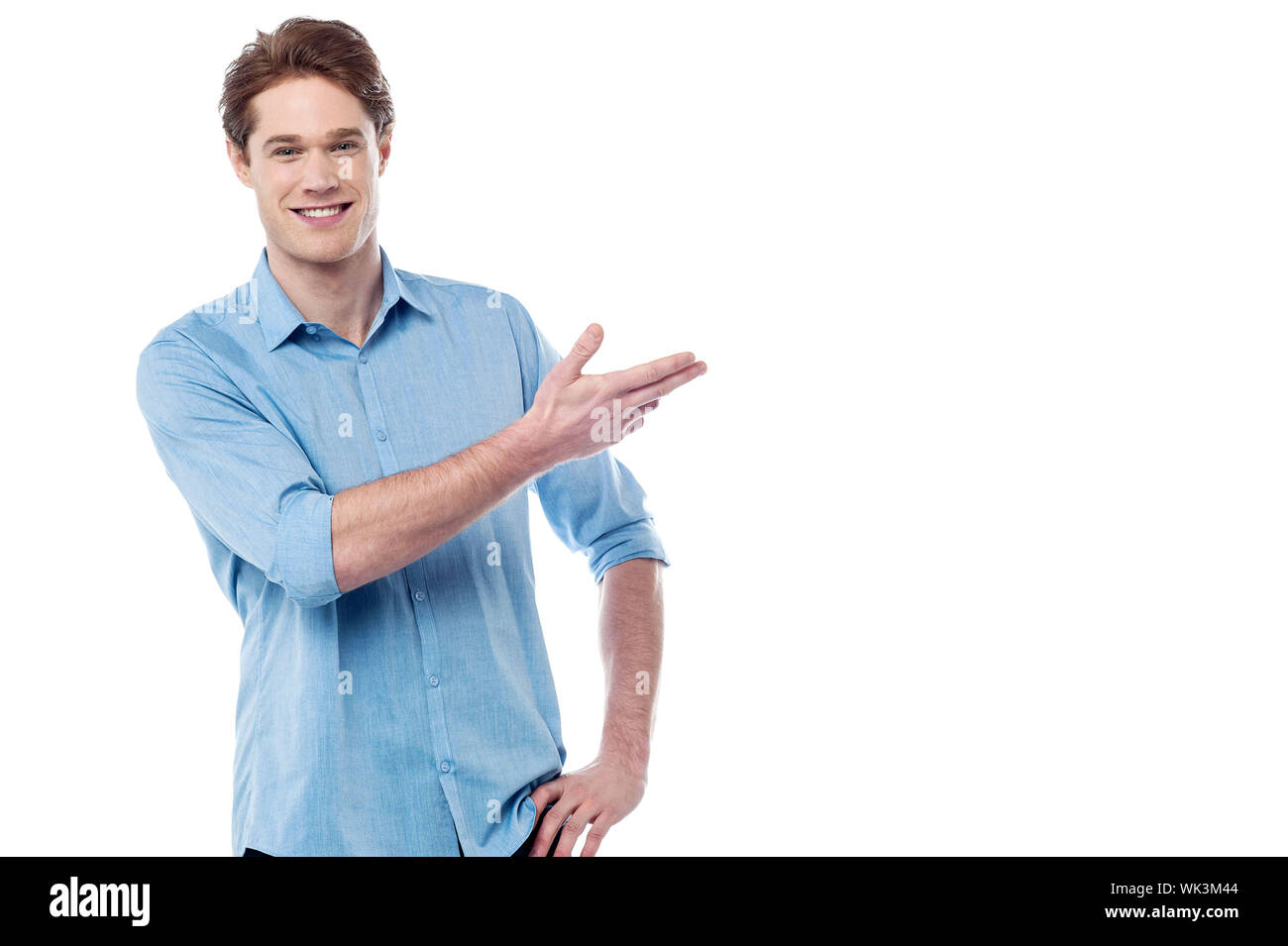 Мужчина представляет. Тест линий. Слова которые прямо указывают на предмет. Девушка указываеьт пальцев. Напрямую указывает.