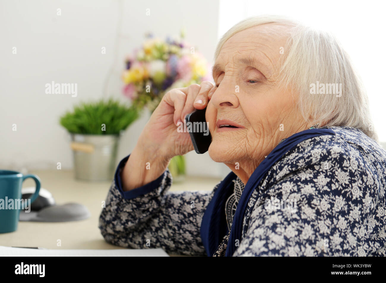 Рингтон внучок звонит. Пенсионерка с телефоном. Бабушка с мобильником. Бабуля с телефоном. Бабка с мобильником -телефон -модная -смартфон.