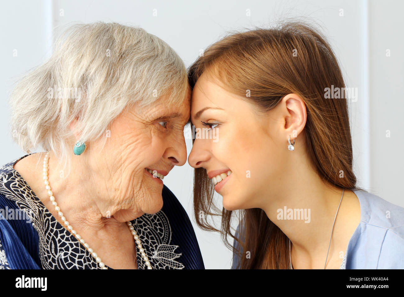 Old women girls. Молодая и пожилая женщины. Старые женщины и молодые. Две женщины в возрасте. Бабушка с молодым.