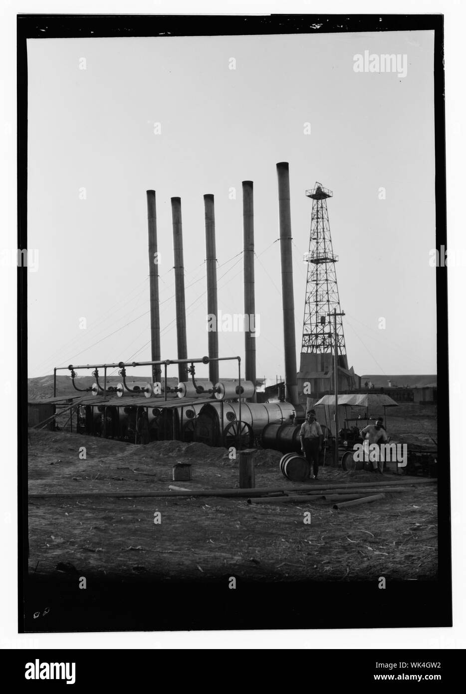 Iraq. Oil wells and camp of the Iraq Petroleum Company. (5 miles S. of Kirkuk). Kirkuk District. An oil driller. Showing full height of drill tower Stock Photo