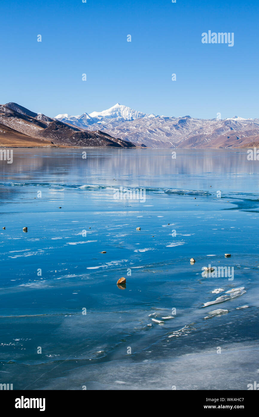 Yamdrok Lake frozen in winter, Tibet, China Stock Photo