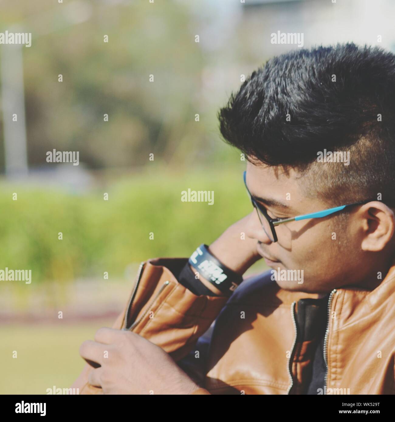 Zipping up jacket hires stock photography and images Alamy