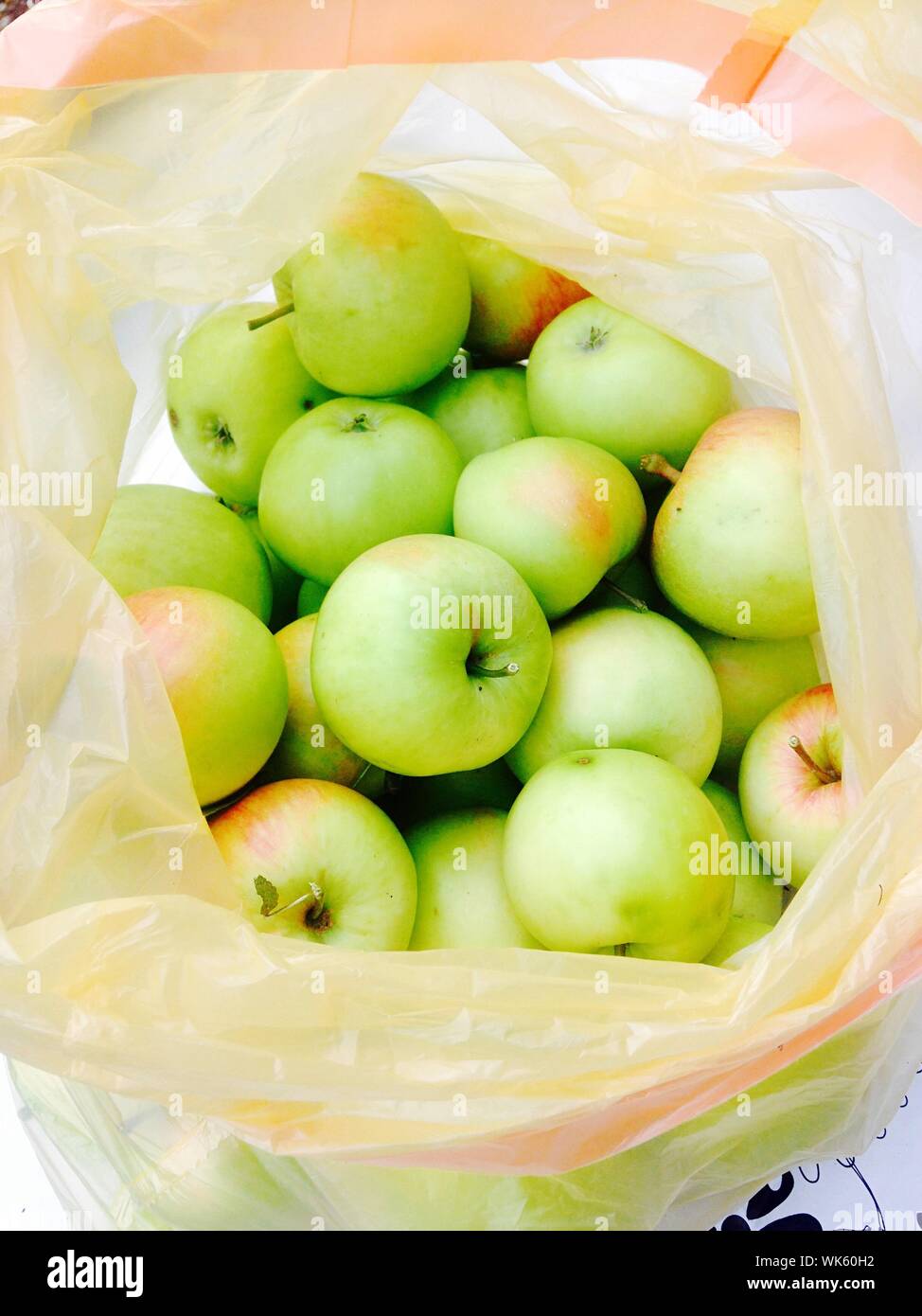 Plastic apples hi-res stock photography and images - Alamy