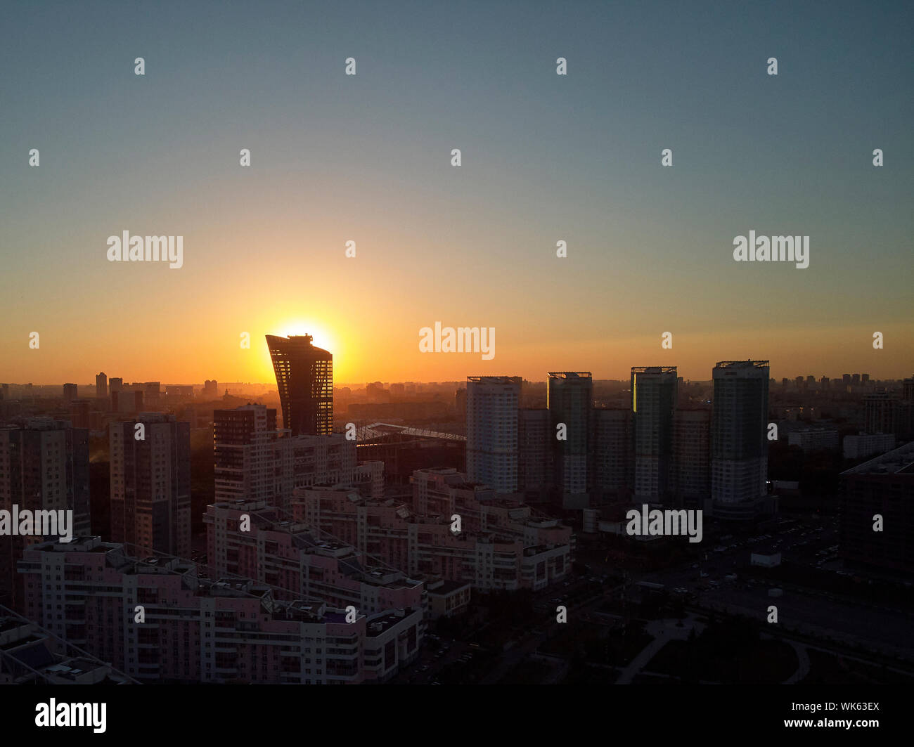 Sun setting behind city buildings hi-res stock photography and images ...