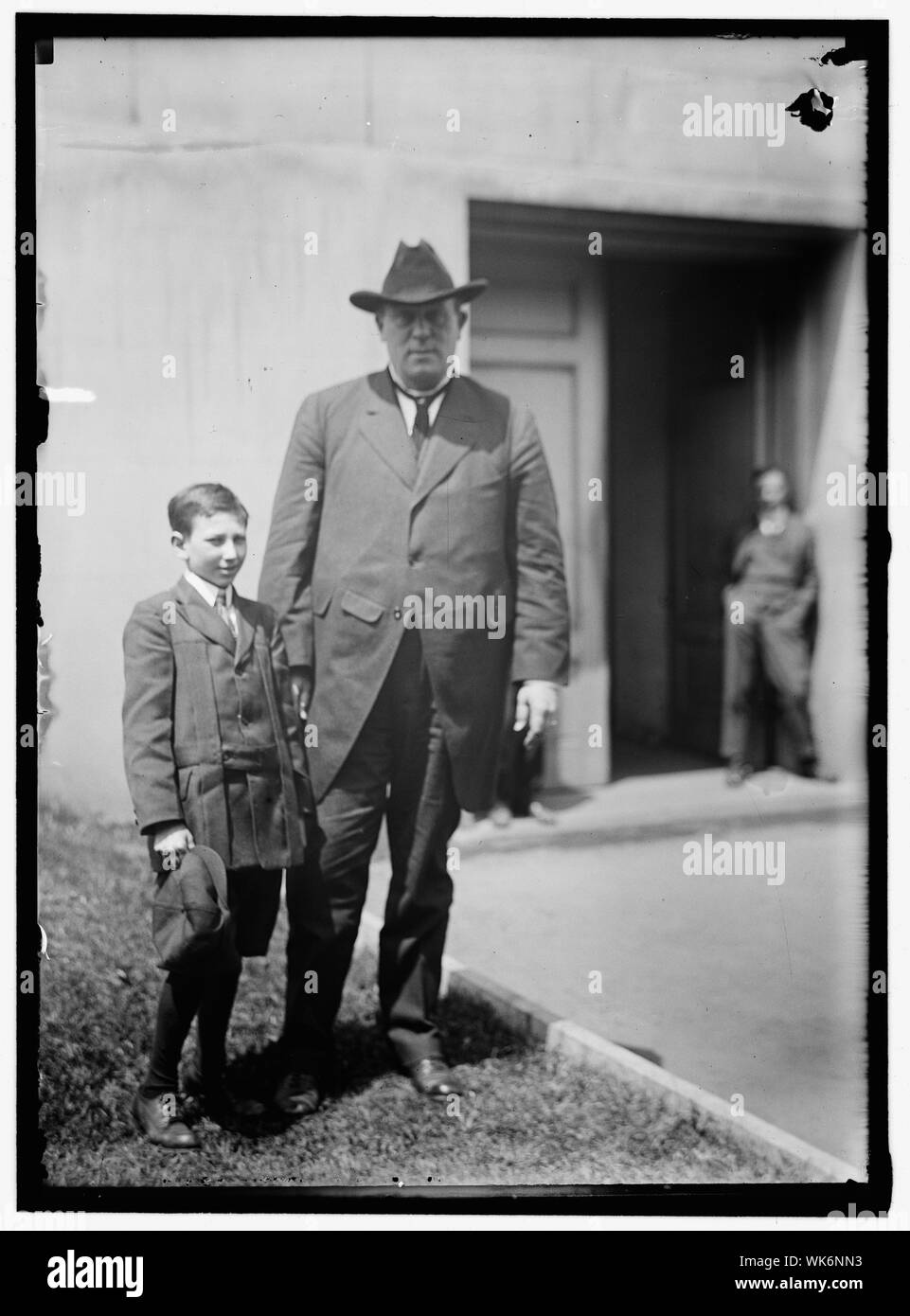 JAMES, OLLIE M. REP. FROM KENTUCKY, 1903-1913; SENATOR, 1913-1918. WITH DOUGLAS E. SEELEY, YOUNGEST SENATE PAGE Stock Photo