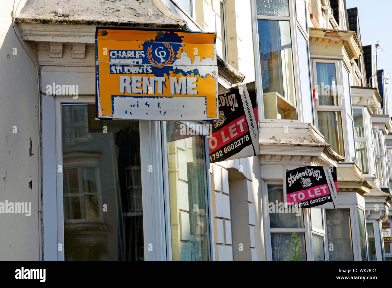 Student letting signs on the front of terraced houses Stock Photo