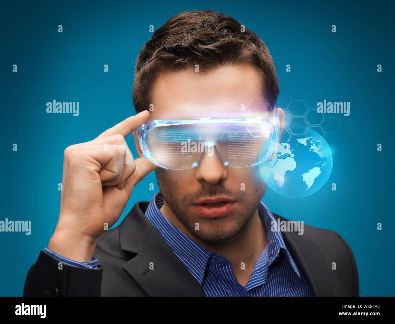 человек в очках 8. умный парень в очках. очки для зрения. очки для зрения с толстыми линзами. человек в очках.