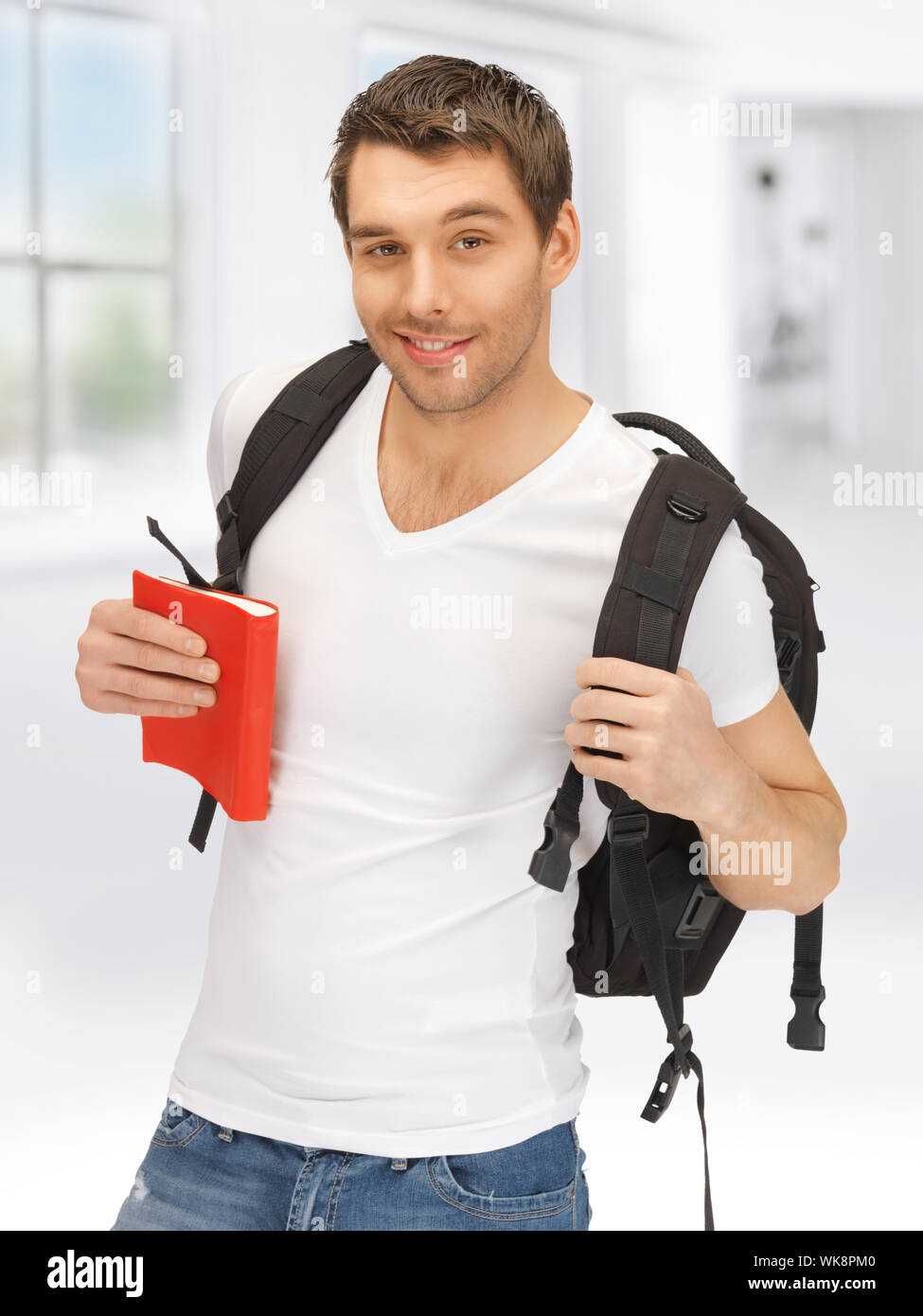 Человек с рюкзаком на одном плече. Держи лямку. Держи лямку. Человек с рюкзаком на плечах. Держи лямку.