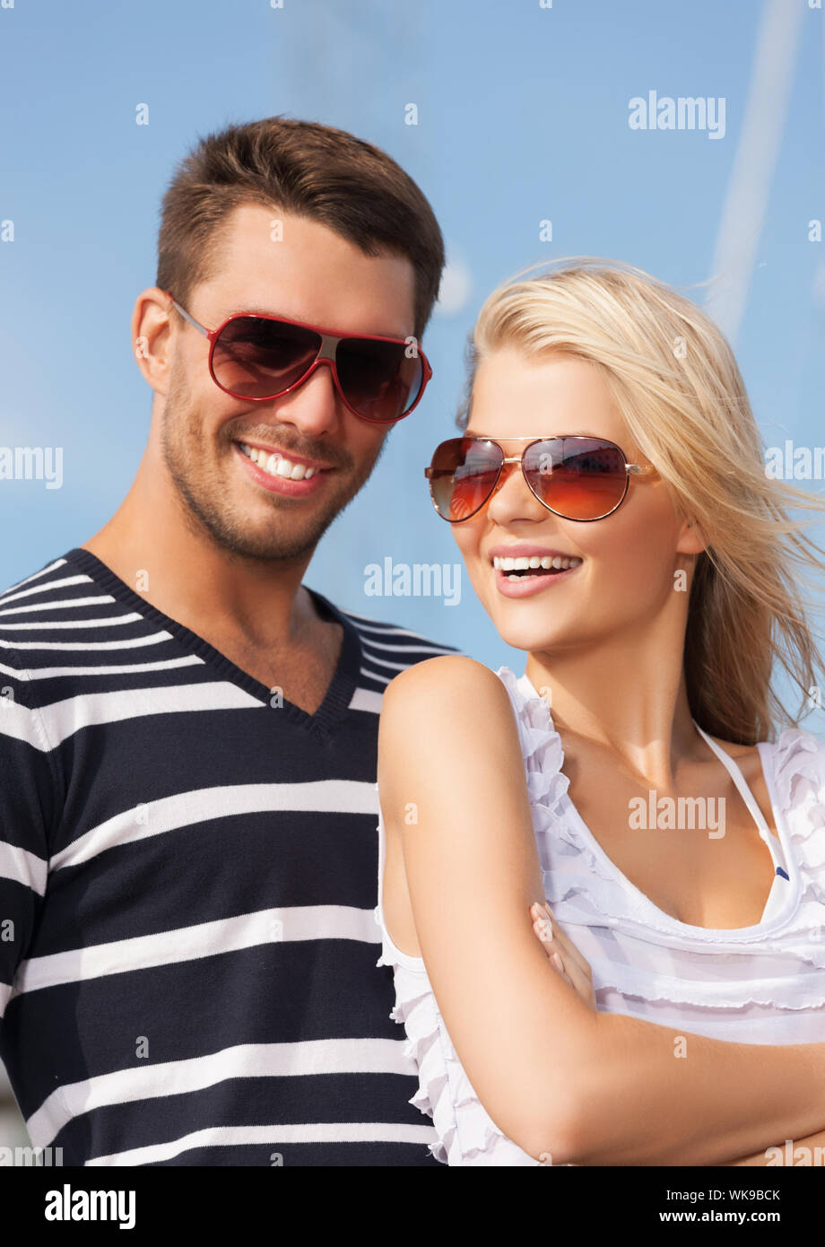Young couple traveling woman hi-res stock photography and images - Alamy