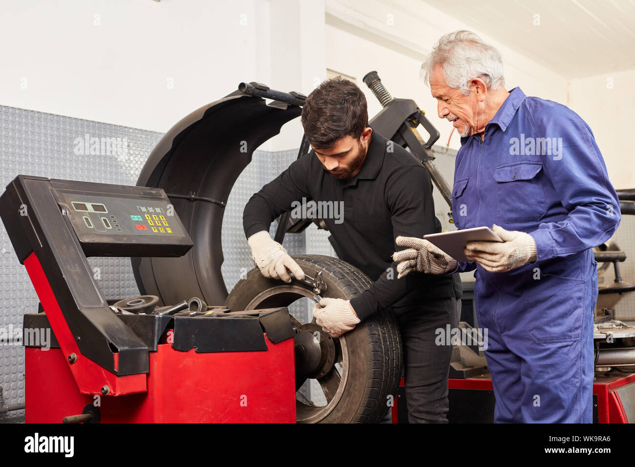 Car assembly shop hires stock photography and images Alamy