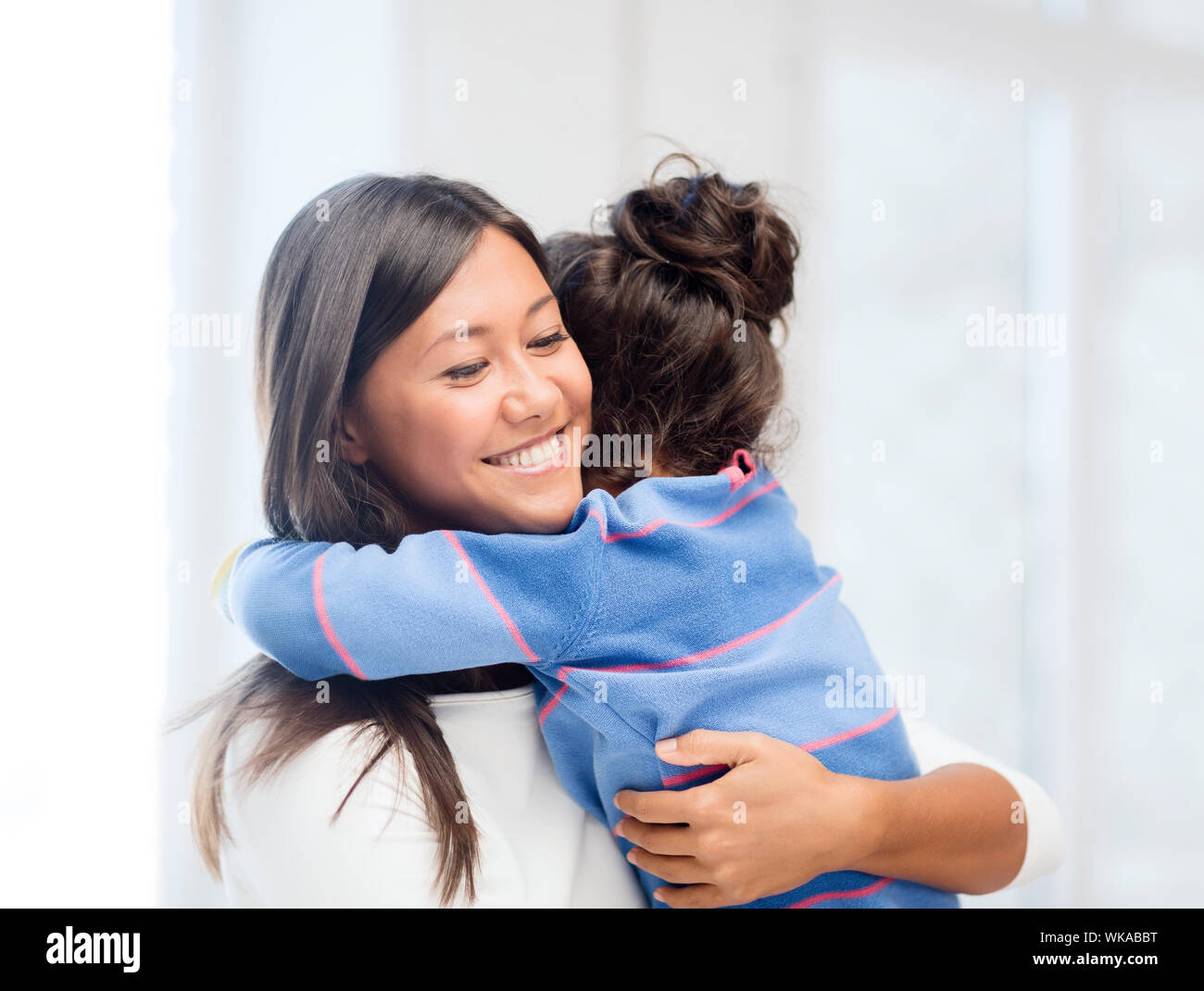 Мама обнимает ребенка крокус сити фото. Мама обнимает дочь. Няня филиппинка. Няня филиппинка фото. Филиппинская няня фото.
