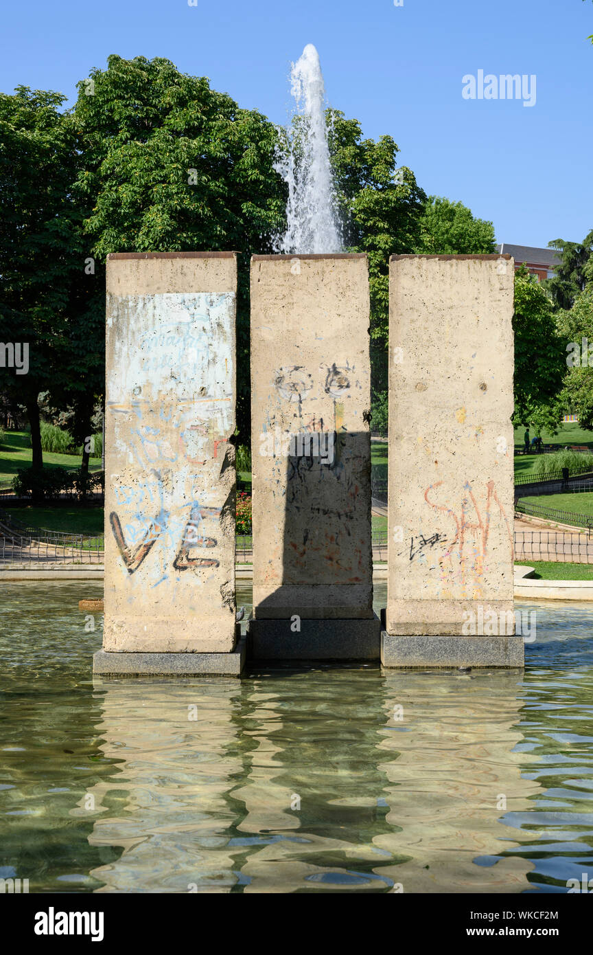 Madrid. Spain. Parque de Berlín, remnants of the Berlin Wall form the centrepiece of the fountain dedicated to the demolition of the Berlin Wall. Stock Photo
