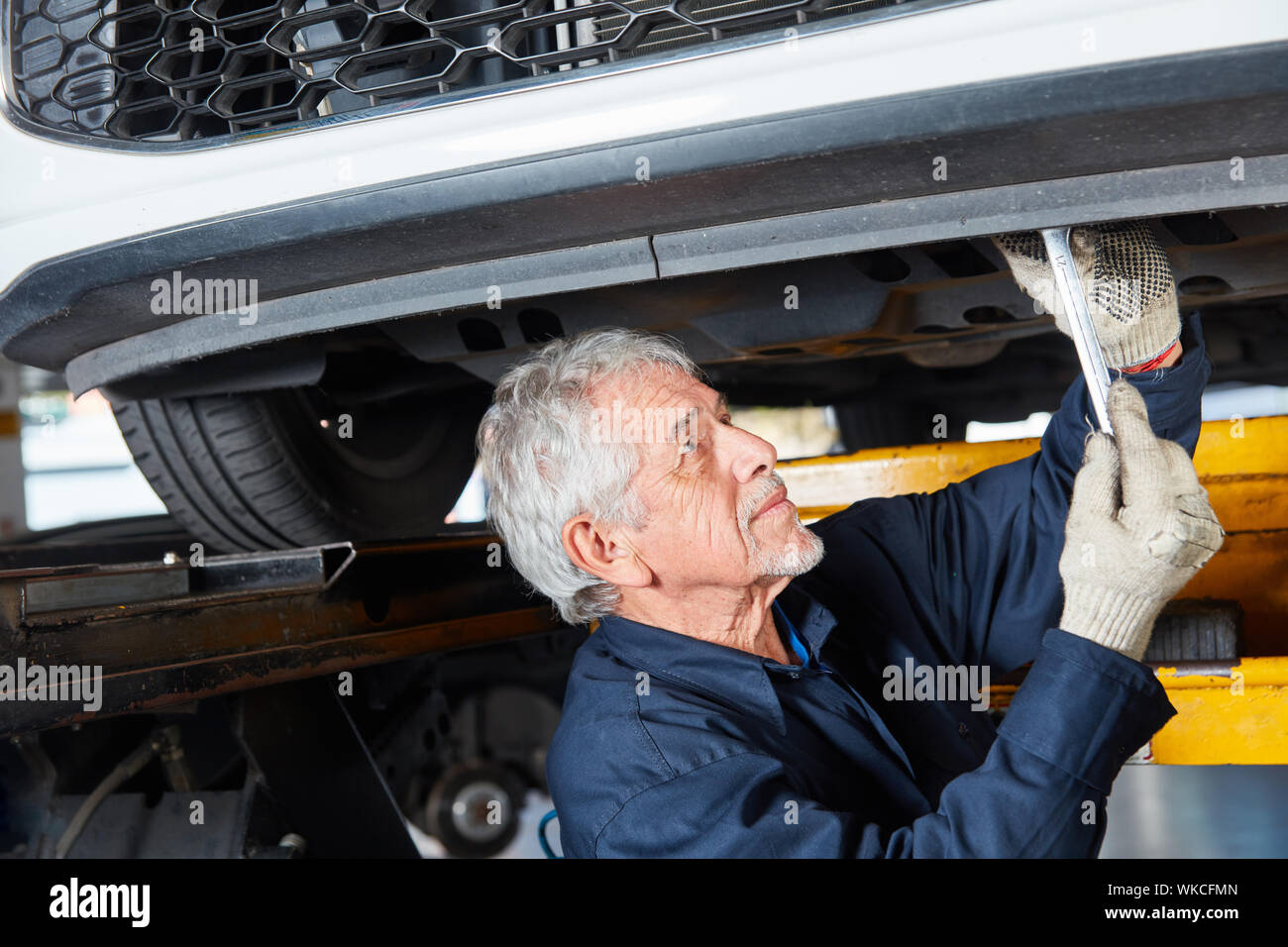 Mechanic workshop car hi-res stock photography and images - Alamy