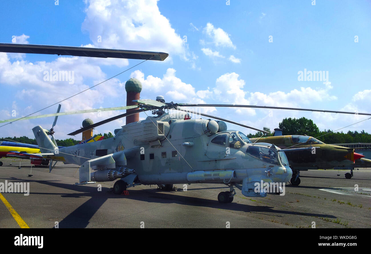 Military combat war helicopter hi-res stock photography and images - Alamy