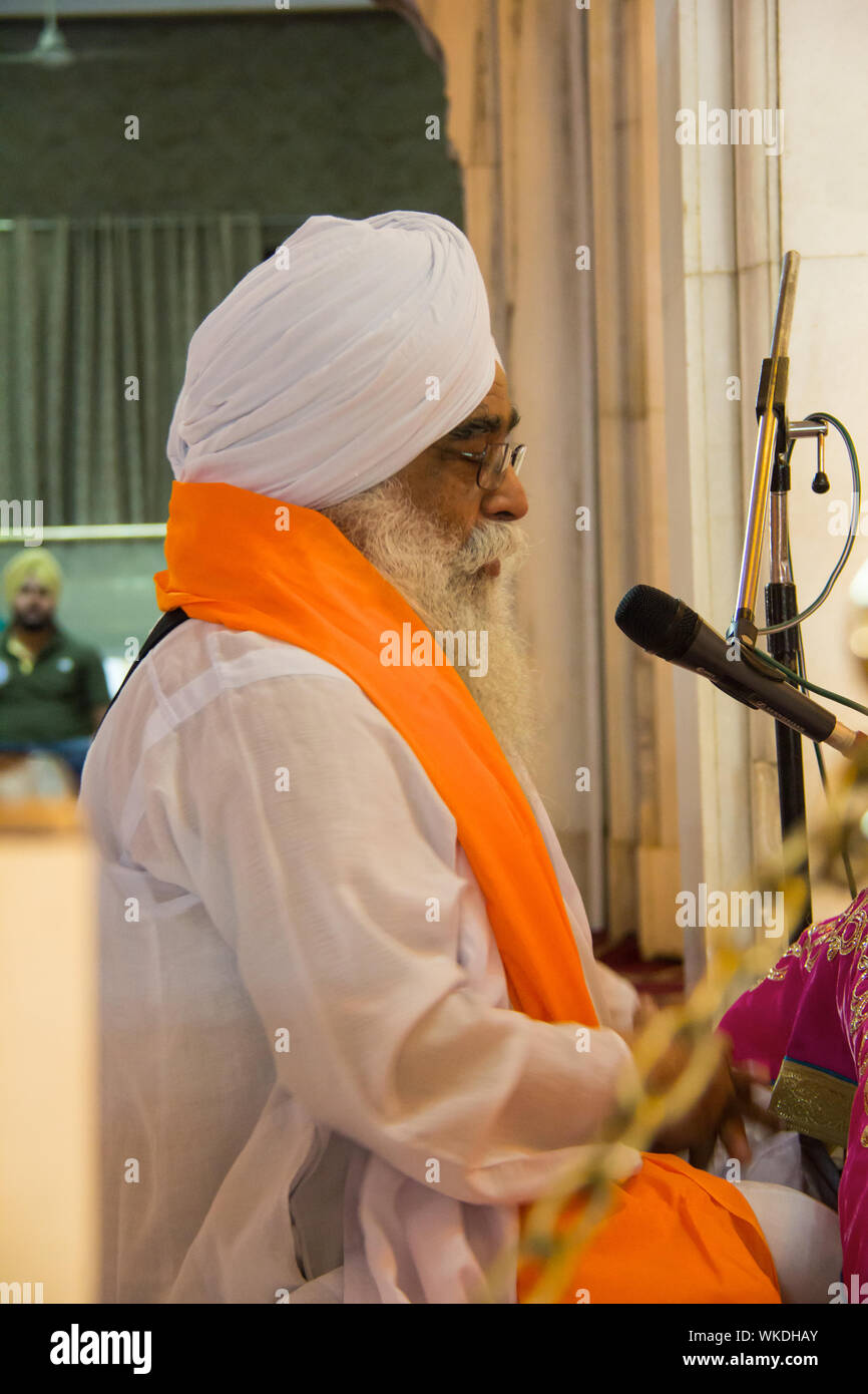 Man giving speech in Gurudwara, Gurudwara Bangla Sahib, New Delhi, India Stock Photo