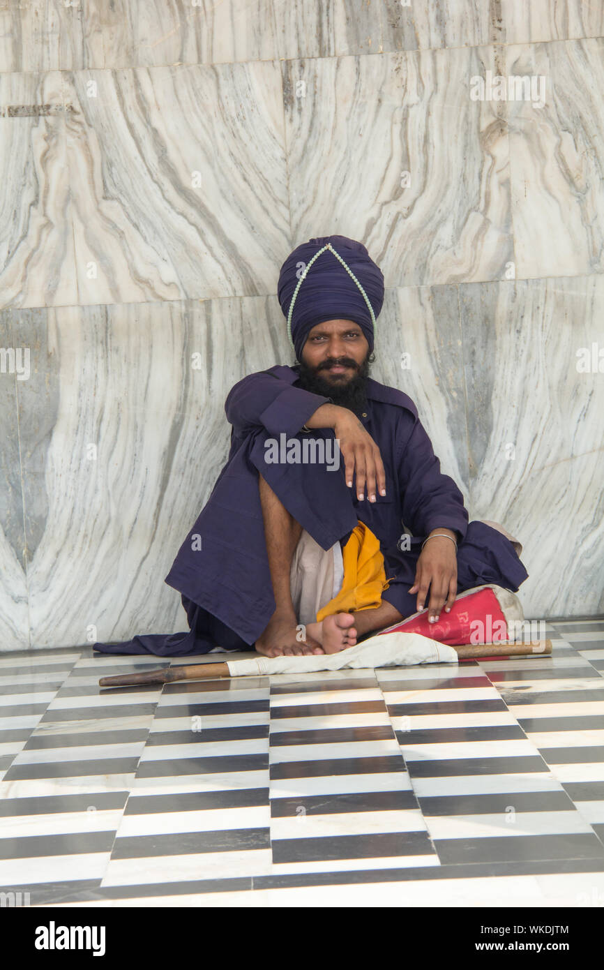Sikh man sitting in gurudwara, Bangla Sahib Gurudwara, New Delhi, India Stock Photo