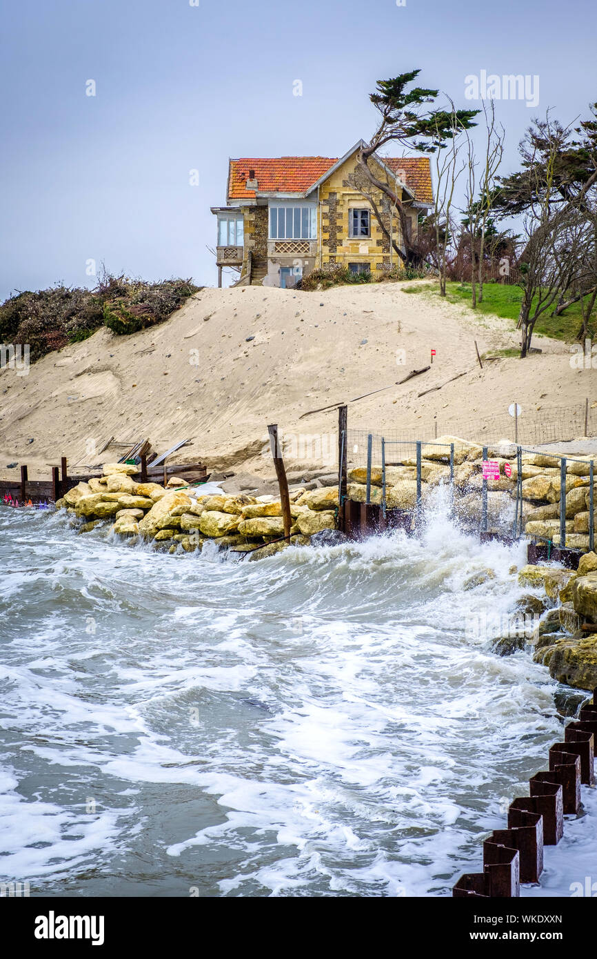 Soulac-sur-Mer (central-western France): Shoreline erosion. Here, by the cliff, the “Surprise” villa, in the district of L’Amelie, an area secured by Stock Photo